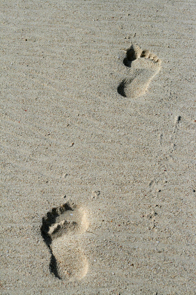Kumlu bir plaj üzerinde iki ayak izleri - Fotoğraf, Görsel