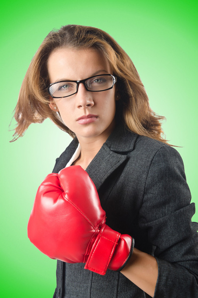 Молода бізнес-леді в концепції боксу
 - Фото, зображення