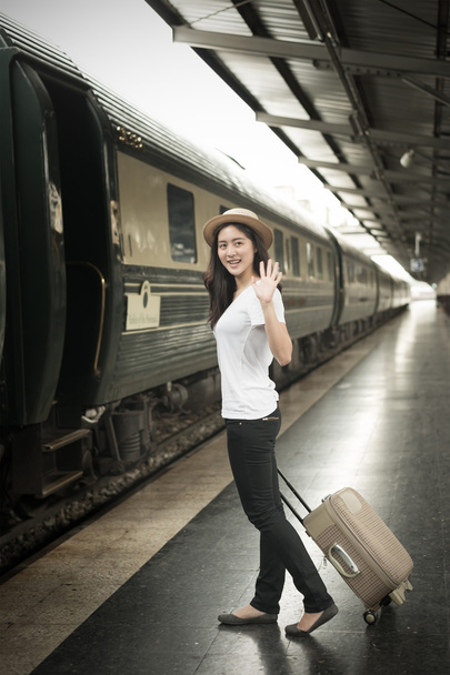 Shot van een mooie jonge Aziatische vrouw reizen trekken van een luggag - Foto, afbeelding