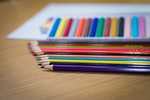 Crayons multicolores dans un coin sur fond
 - Photo, image