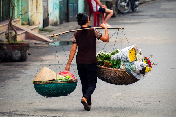 vietnamesischer Blumenhändler in der Hanoi Street, Vietnam. Dies ist ein kleiner Markt für Anbieter von Hanoi, Vietnam. - Foto, Bild