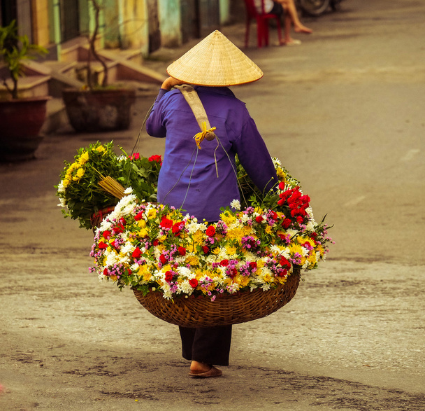 Vietnam bloemist leverancier op straat in hanoi, Vietnam. Dit is kleine markt voor leveranciers van hanoi, vietnam. - Foto, afbeelding