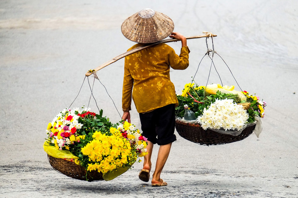 vietnamesischer Blumenhändler in der Hanoi Street, Vietnam. Dies ist ein kleiner Markt für Anbieter von Hanoi, Vietnam. - Foto, Bild