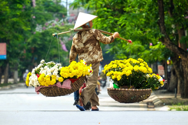 Vendedor de floristería de Vietnam en la calle Hanói, Vietnam. Este es un pequeño mercado para los vendedores de Hanói, Vietnam
. - Foto, Imagen