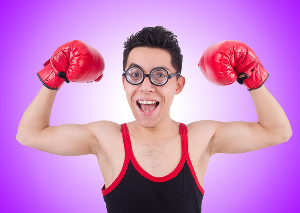 Boxeador divertido aislado sobre el fondo púrpura
 - Foto, Imagen
