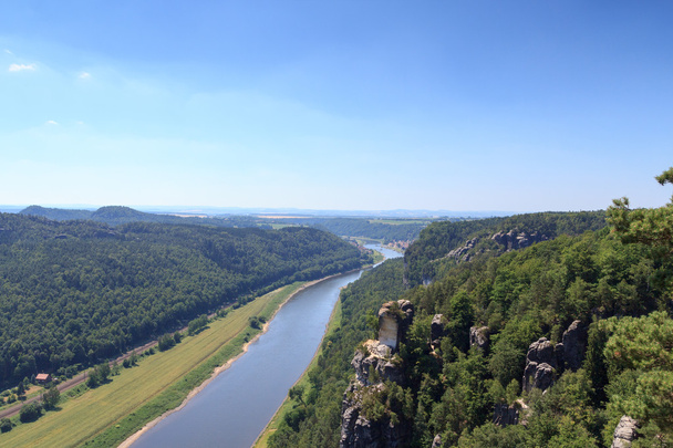Панорама перегляд для river Elbe від скель Bastei в Rathen, саксонської Швейцарії - Фото, зображення