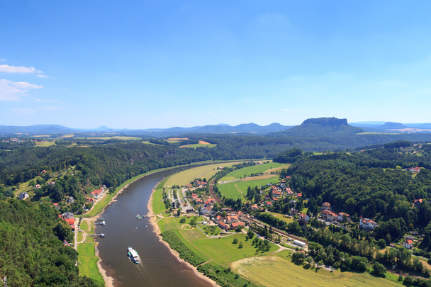 Vue panoramique de Bastei à la rivière Elbe et la montagne de la table Lilienstein et Rathen, Suisse saxonne
 - Photo, image