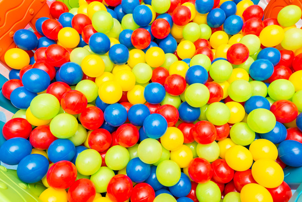 Fondo de muchas bolas de colores
 - Foto, Imagen