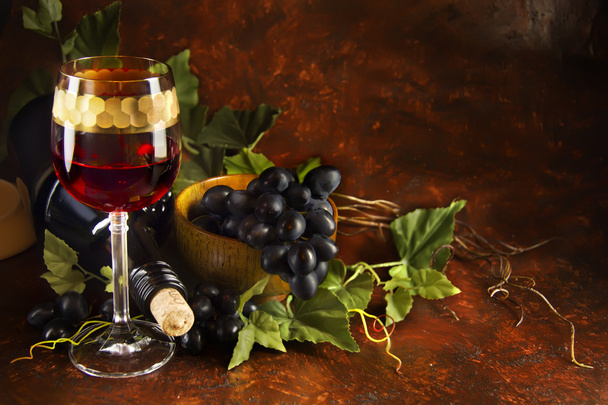 Copo de vinho com uvas
 - Foto, Imagem