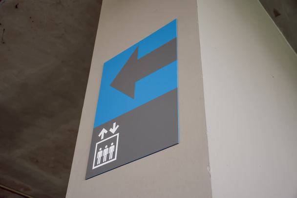 Kék és szürke lift jele a parkolóban emelet 5. - Fotó, kép