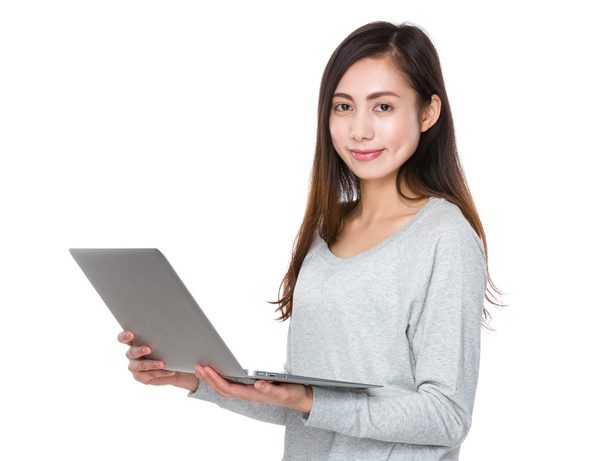 Aziatische jonge vrouw in grijze trui - Foto, afbeelding