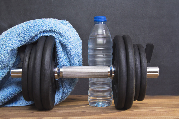 Dumbbell and water - Foto, afbeelding