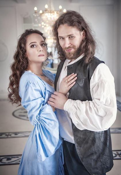 Kaunis pari nainen ja mies keskiaikaisissa vaatteissa
 - Valokuva, kuva