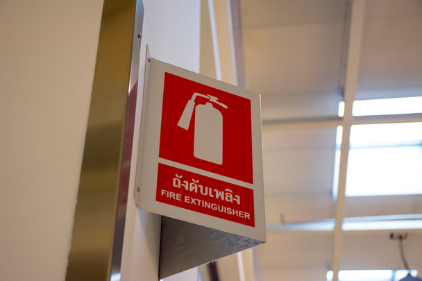 Cartel extintor rojo en el gran centro comercial moderno
 - Foto, imagen
