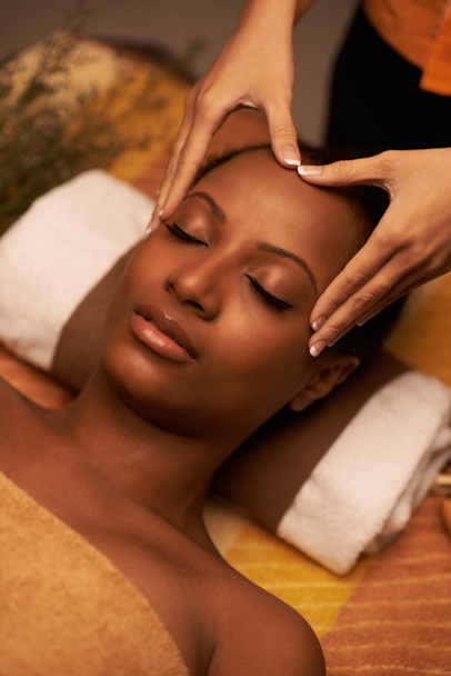 Masseur geven vrouw hoofdhuid massage - Foto, afbeelding