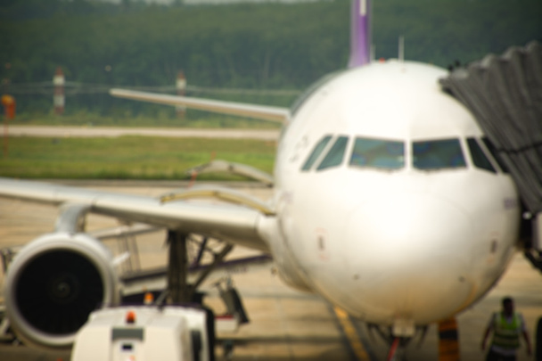 Abstrakti hämärtynyt lentokone käyttää terminaalia
 - Valokuva, kuva