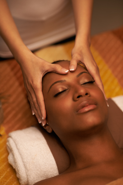 Esthéticienne faisant massage facial - Photo, image