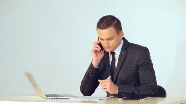 Young businessman talking on the phone - Video, Çekim
