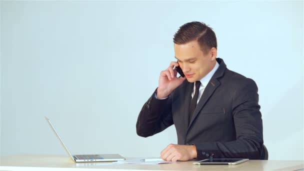 Joven empresario haciendo una llamada telefónica
 - Imágenes, Vídeo