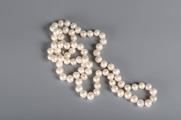 collana di perle su sfondo grigio
 - Foto, immagini