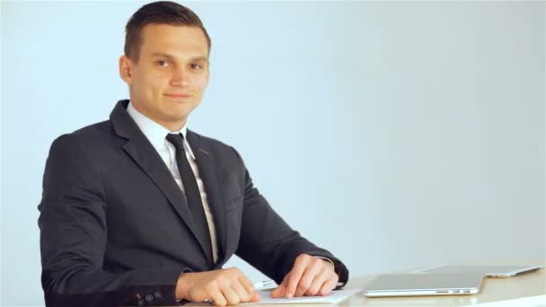 Young businessman smiling at the camera - Footage, Video