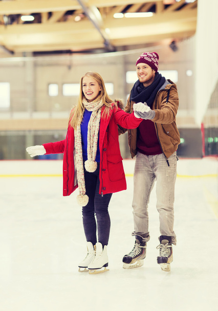 happy couple on skating rink - Fotografie, Obrázek