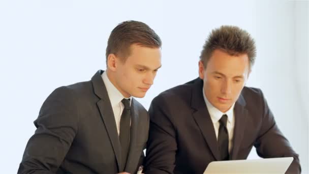 Diskussion über Businessplan für den Laptop-Bildschirm - Filmmaterial, Video