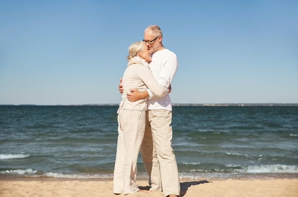 feliz pareja de ancianos abrazándose en la playa de verano
 - Foto, Imagen