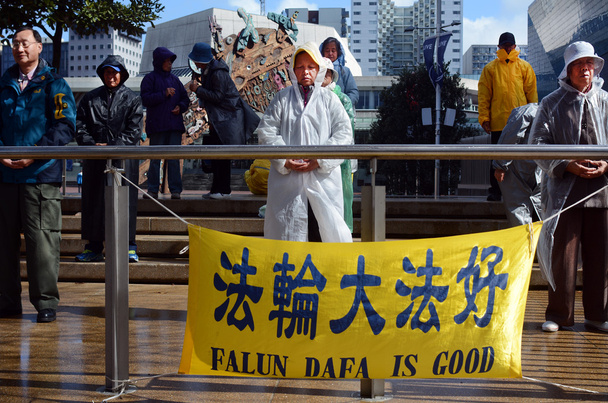 Bélszín emberek gyakorló Fálun Dáfá a Aotea tér, Auckland - Fotó, kép