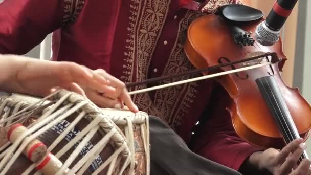 Indyjski osób gra muzyka - Materiał filmowy, wideo