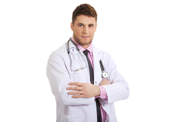 Ευτυχισμένος αρσενικό γιατρός με διπλωμένα χέρια. - Φωτογραφία, εικόνα