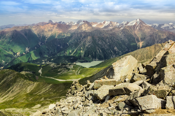 Vue spectaculaire sur le lac Big Almaty et les montagnes
 - Photo, image