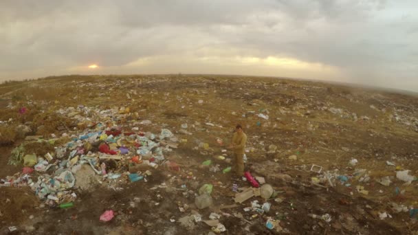 Munkanélküliek dump hajléktalan ember piszkos keres élelmiszer-hulladék, hulladéklerakó szociális videó - Felvétel, videó