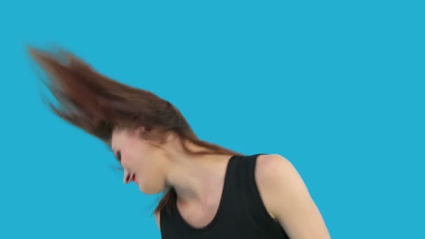 Κορίτσι χορό απομονωμένη στο μπλε - Πλάνα, βίντεο