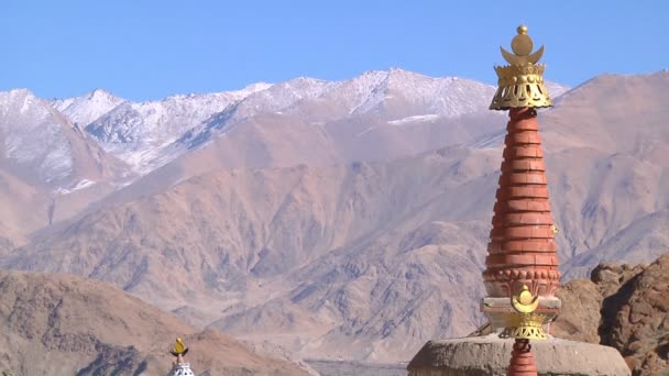 Buddhista tupas himalájai hegyek a háttérben - Felvétel, videó