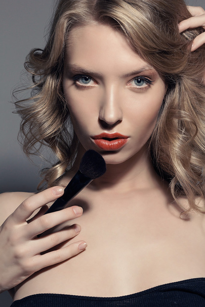 beautiful girl model beauty shot black and white monochrome makeup brush make up beauty perfect skin blond hair gloss beauty care spa dark sexy attractive sensual glamour face portrait - Фото, зображення