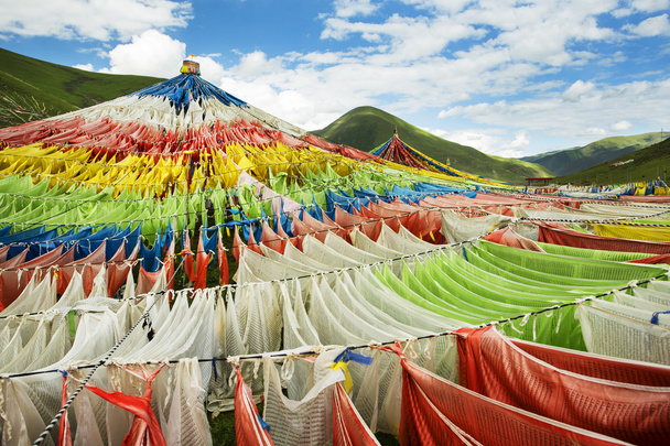 Le banderole de sutra coloré tibétain de Chine
 - Photo, image