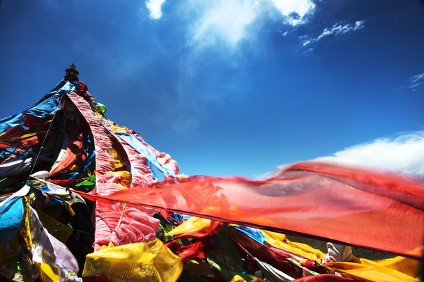 Le banderole de sutra coloré tibétain de Chine
 - Photo, image