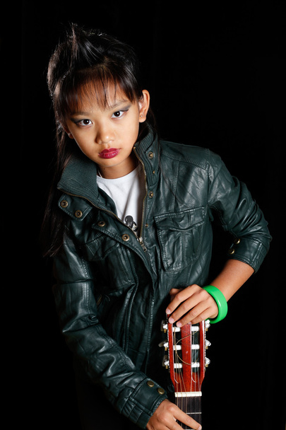 dívka - rocker s kytarou v kožených bund - Fotografie, Obrázek