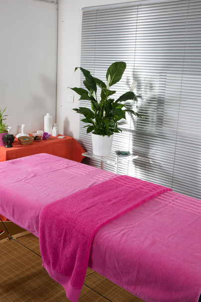 Belle salle de massage dans un salon de spa
 - Photo, image