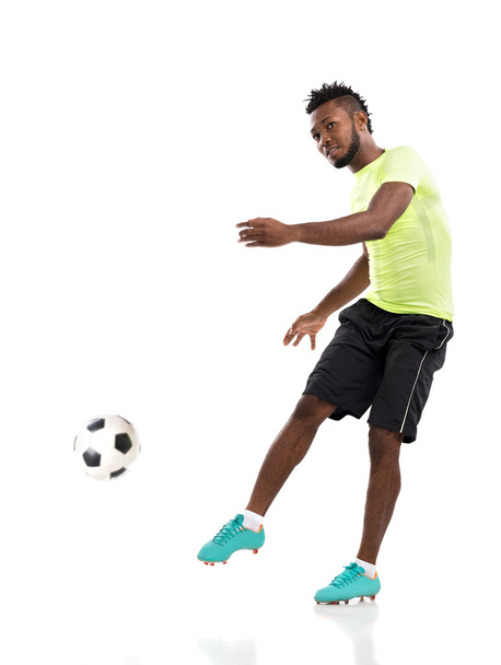 jogador de futebol chutando uma bola
 - Foto, Imagem