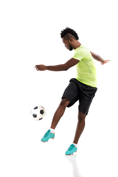 Jogador profissional chutando bola de futebol
 - Foto, Imagem