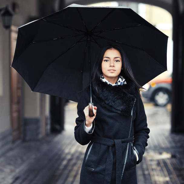 Belle fille brune avec parapluie
 - Photo, image