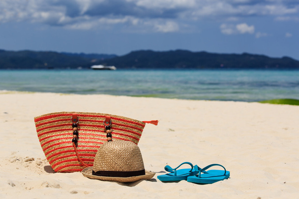 熱帯のビーチに帽子、バッグ、ビーチ サンダル - 写真・画像