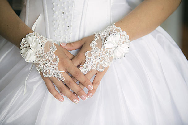 mains de la mariée
 - Photo, image