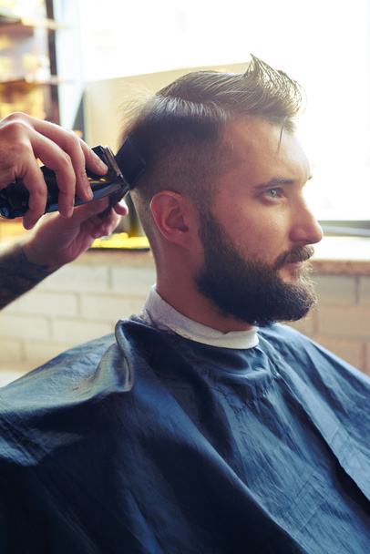 uomo in un negozio di barbiere - Foto, immagini