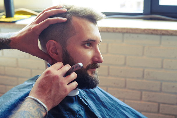 Mann rasiert sich mit Rasiermesser - Foto, Bild