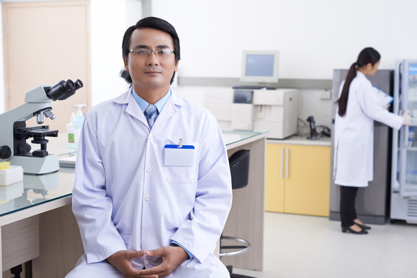 Vietnamesischer Pharmakologe im modernen Labor - Foto, Bild