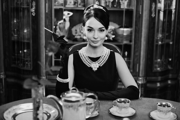 Hermosa chica a la imagen de Audrey Hepburn
 - Foto, imagen