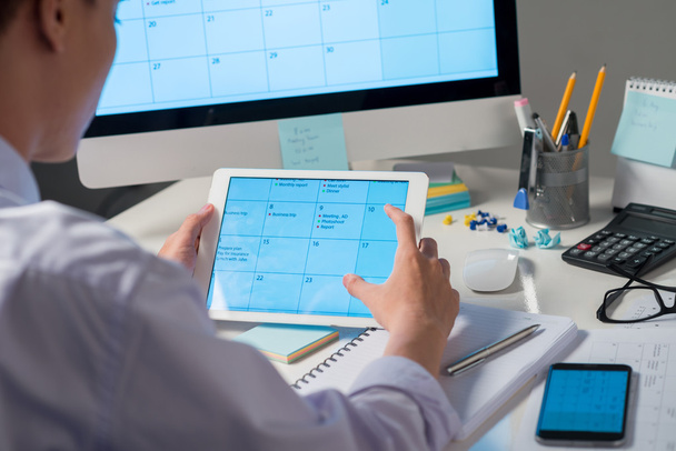 Przedsiębiorcy przy użyciu kalendarza na cyfrowy tablicowy - Zdjęcie, obraz